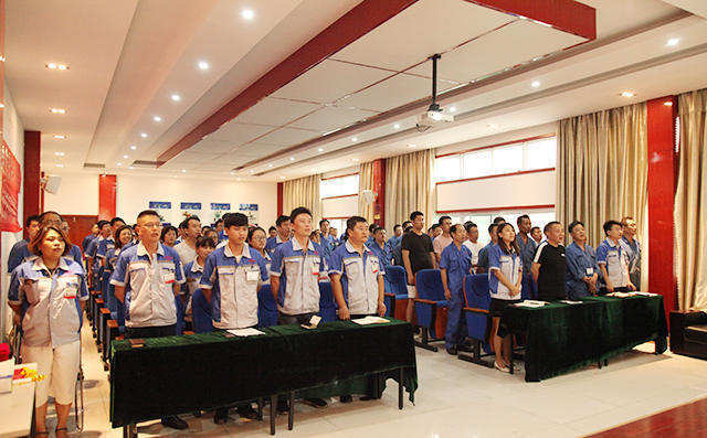 滿懷激情的高唱《中華人民共和國》國歌。