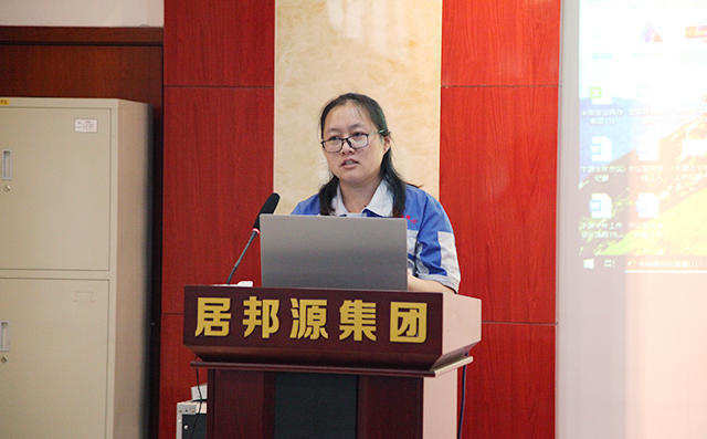 貨運(yùn)內(nèi)勤代表孟德林對(duì)公司工作體系以及貨運(yùn)部門的工作進(jìn)行匯報(bào)。