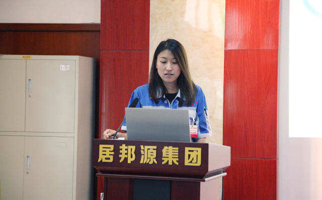 營銷部總監(jiān)盧玉麗對(duì)公司上半年工作進(jìn)行總結(jié)分析經(jīng)驗(yàn)教訓(xùn)、對(duì)下半年落實(shí)發(fā)展戰(zhàn)略的具體目標(biāo)進(jìn)行匯總。