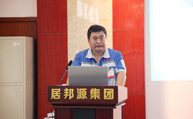 生產(chǎn)中心總監(jiān)馬永民對(duì)公司生產(chǎn)對(duì)公司員工提出的合理化建議實(shí)施成果進(jìn)行匯報(bào)。