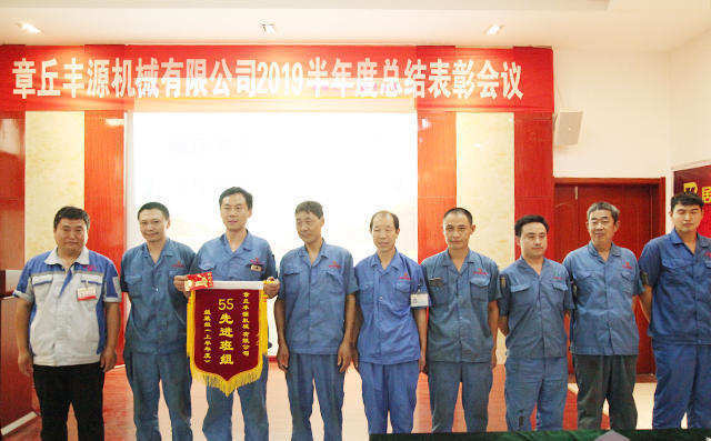 公司對(duì)做出突出貢獻(xiàn)的人員頒獎(jiǎng)，為獲得5S先進(jìn)班組員工頒發(fā)錦旗及獎(jiǎng)勵(lì)紅包200元。