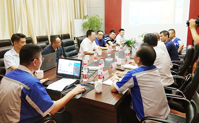 暨揭牌儀式之后校領(lǐng)導(dǎo)章丘區(qū)領(lǐng)導(dǎo)在山東居邦源機(jī)械集團(tuán)董事長景奉國的引領(lǐng)下進(jìn)行座談