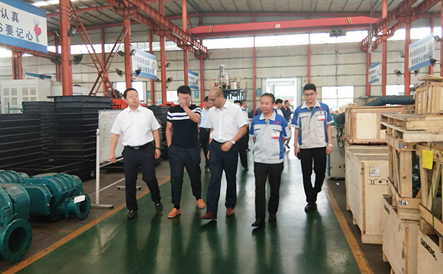 集團(tuán)董事長景奉國的引領(lǐng)下大家對公司進(jìn)行了參觀