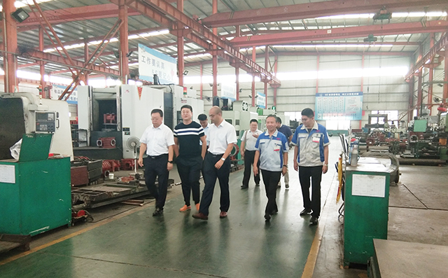 集團(tuán)董事長景奉國的引領(lǐng)下大家對公司進(jìn)行了參觀